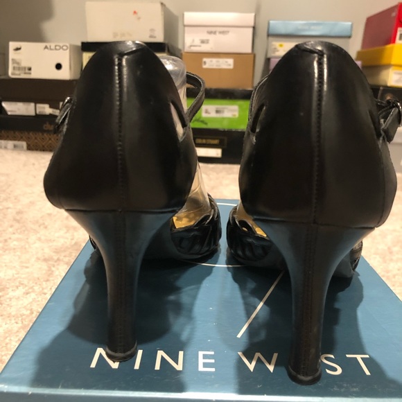 Black leather pump with cut outs and ankle strap - Picture 5 of 7